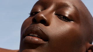 visage de mannequin en gros plan sur un ciel bleu