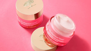 pot de crème de nuit disposés sur un fond rose