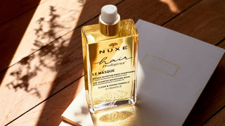 flacon d'huile sur la table